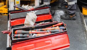 Boîte à outils ouverte et pleine