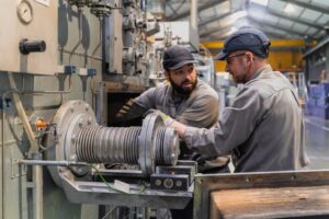 Deux opérateurs interviennent ensemble sur une ligne de production