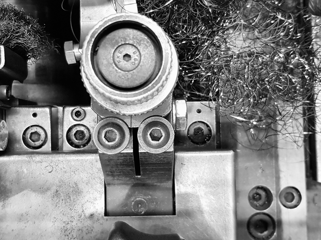 Copeaux métalliques sur une ligne d'usinage